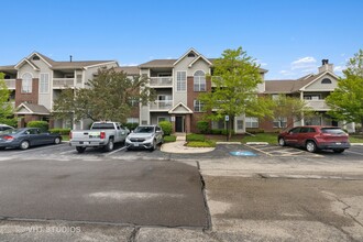 25 Kensington Cir-Unit -111 in Wheaton, IL - Foto de edificio - Building Photo