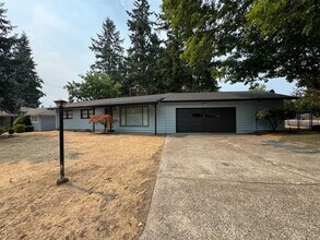 1411 SE 143rd Ave in Portland, OR - Building Photo - Building Photo