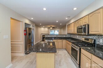 364 Ellen Ln in Bridgewater, NJ - Building Photo - Building Photo