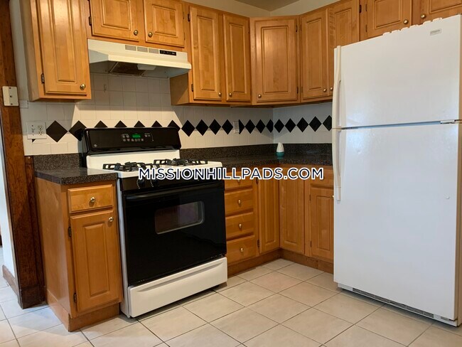 178 Calumet St, Unit 1 in Boston, MA - Foto de edificio - Building Photo