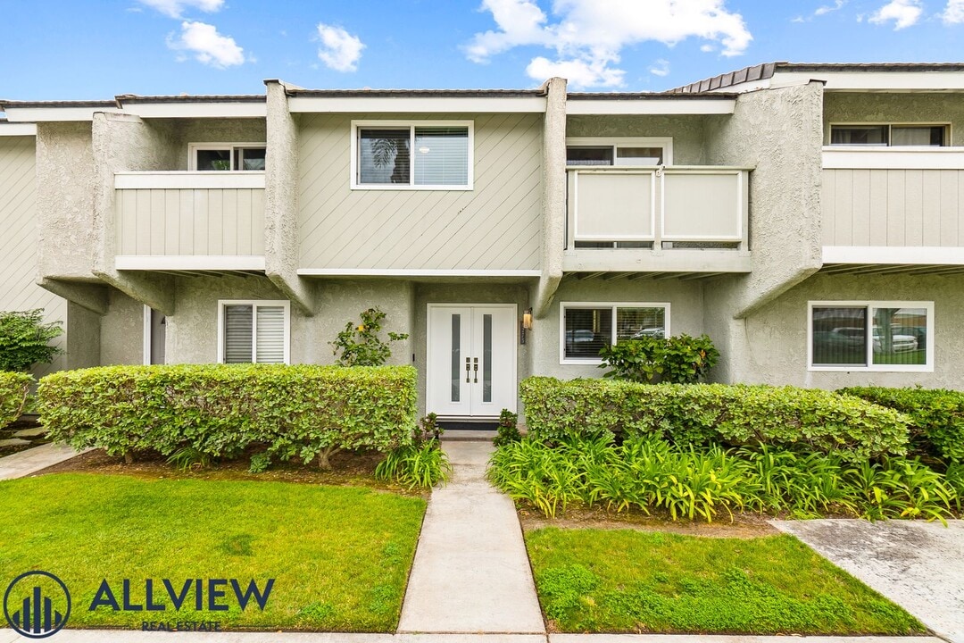 8275 Cherrywood Cir in Huntington Beach, CA - Building Photo