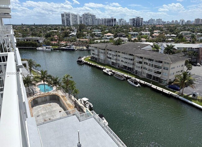 427 Golden Isles Dr in Hallandale Beach, FL - Building Photo - Building Photo