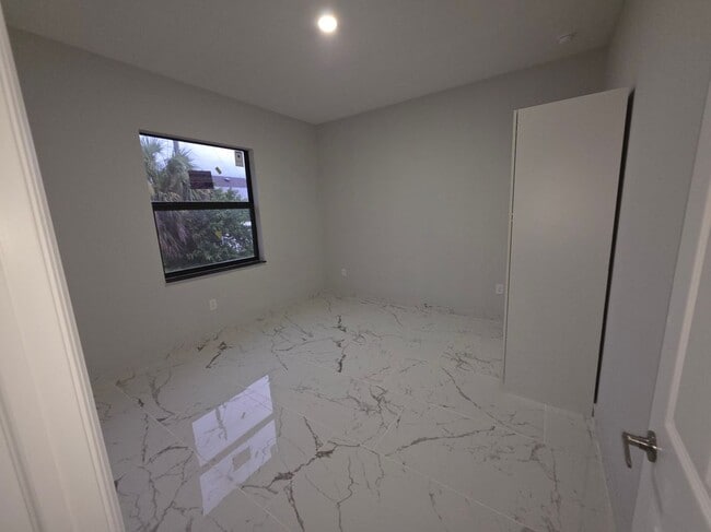 1035 Kismet Pkwy W in Cape Coral, FL - Building Photo - Building Photo