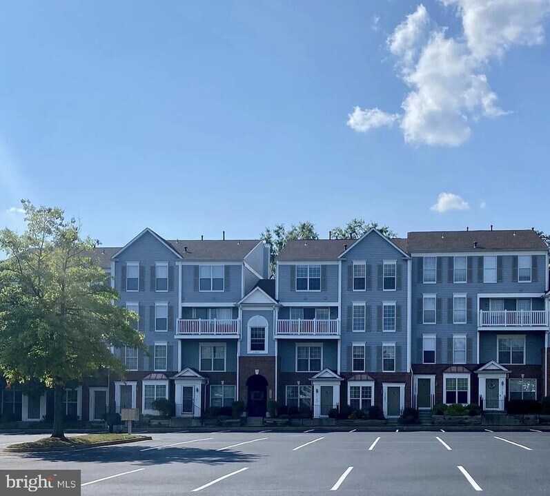 21809 Baldwin Square in Sterling, VA - Building Photo