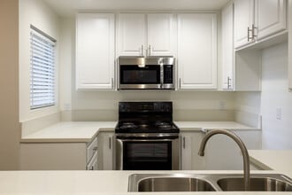 Rose Pointe Apartments in Fullerton, CA - Foto de edificio - Building Photo