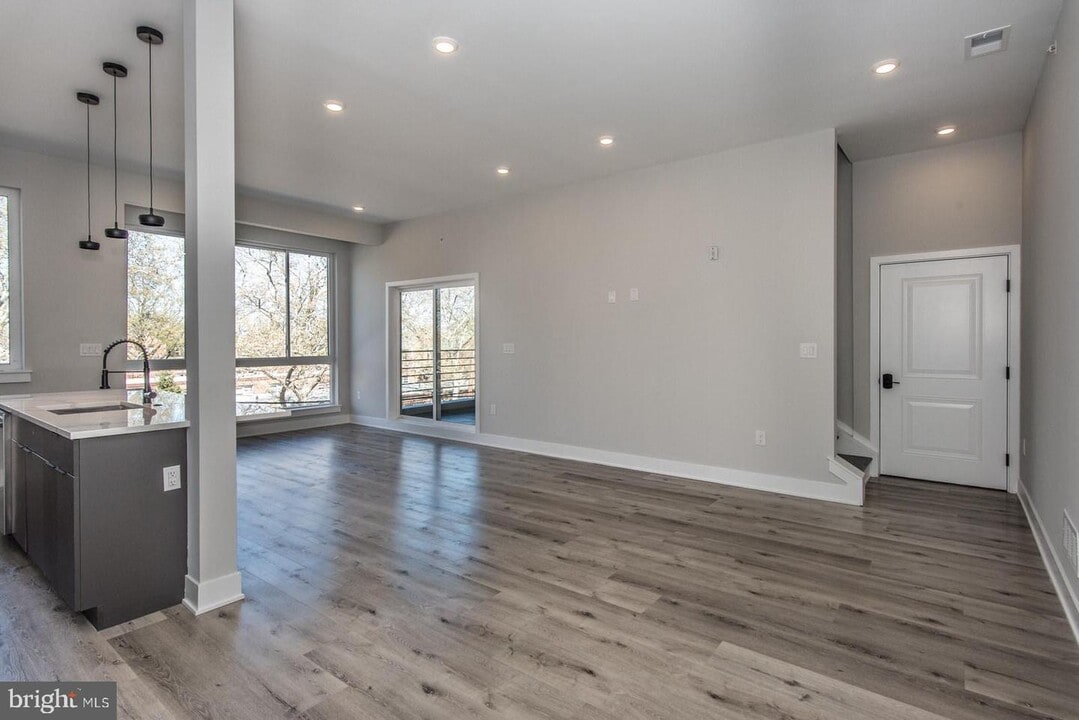 2710 Ridge Ave Photo