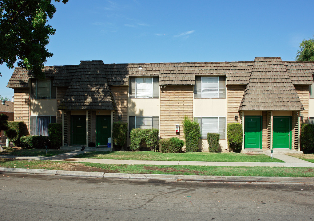 Wellesley Court Townhomes in Fresno, CA - Building Photo