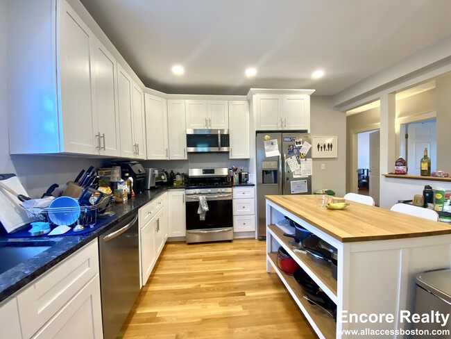 1433 Cambridge St, Unit 2 in Cambridge, MA - Foto de edificio - Building Photo