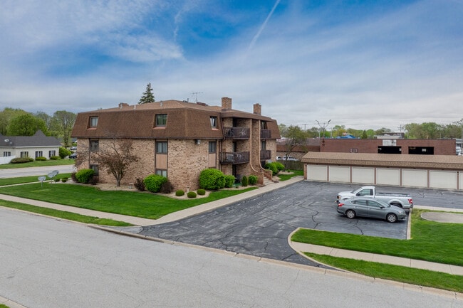 Oak Meadows Condominiums in Highland, IN - Building Photo - Building Photo