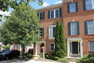 910 Harrison Cir in Alexandria, VA - Foto de edificio - Building Photo