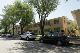 Park Estates Plaza Apartments in Long Beach, CA - Building Photo - Building Photo