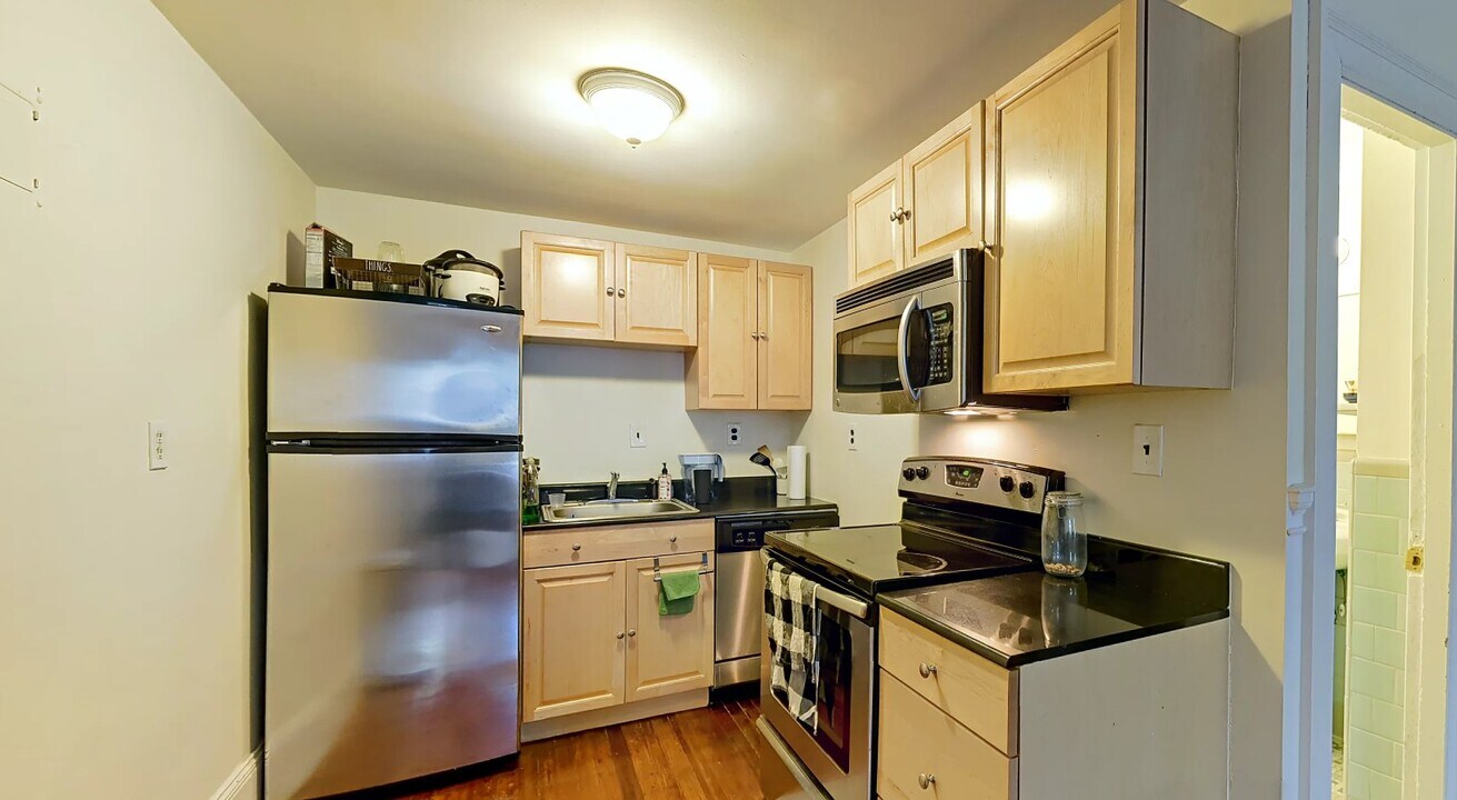 1067 Beacon St, Unit 3 in Brookline, MA - Building Photo
