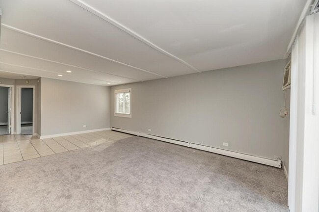 2440 Waterbury Dr in Woodridge, IL - Building Photo - Building Photo