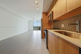 2150 N Bayshore Dr, Unit 213 in Miami, FL - Building Photo - Building Photo