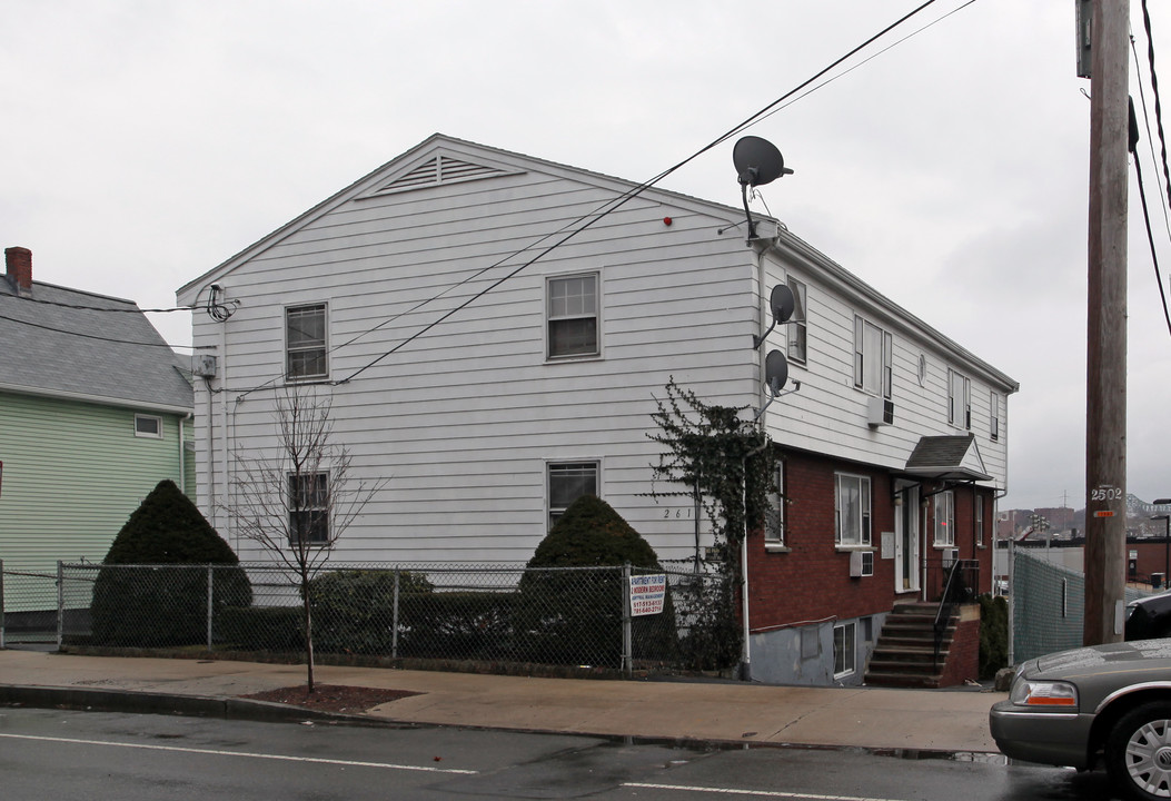 261 Chelsea St in Everett, MA - Foto de edificio