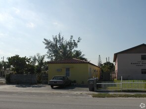 2238 Van Buren St in Hollywood, FL - Foto de edificio - Building Photo
