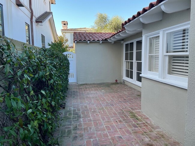 105 Via Mentone in Newport Beach, CA - Building Photo - Building Photo