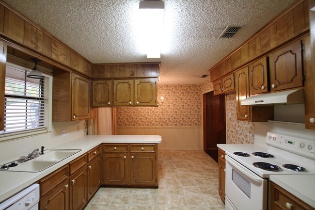 1303 Larkspur Ln in Tyler, TX - Building Photo - Building Photo