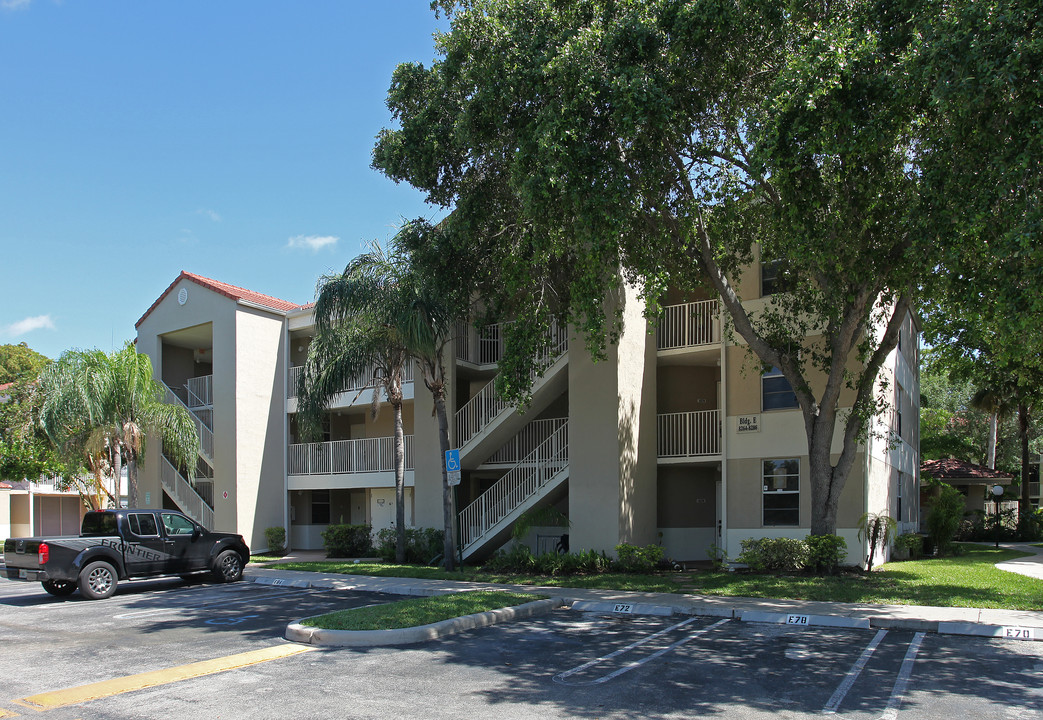 Courtyards Of Coral Springs in Coral Springs, FL - Building Photo