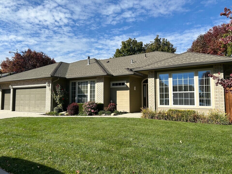 8470 W Donnybrook Dr in Boise, ID - Foto de edificio