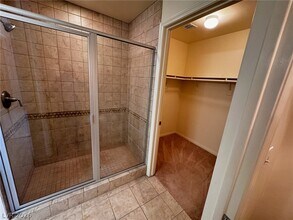 2405 W Serene Ave in Las Vegas, NV - Foto de edificio - Building Photo