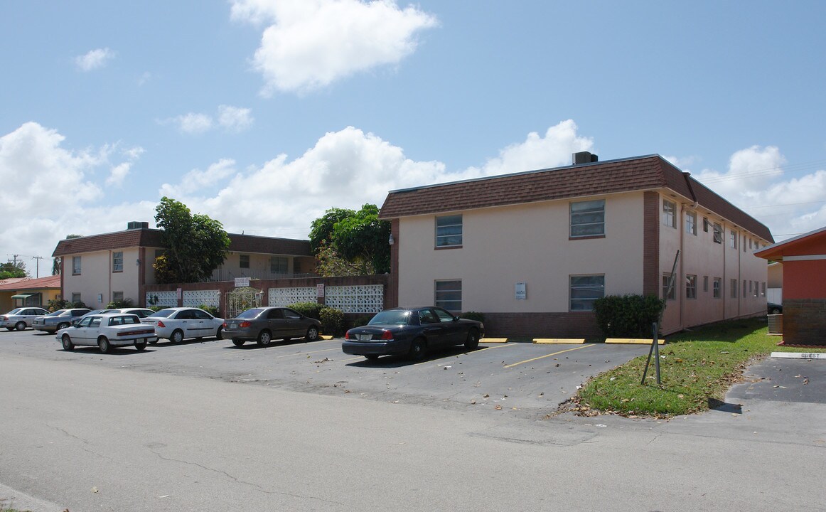Alexander Apartments in Hollywood, FL - Foto de edificio