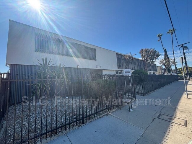 6930 Fulton Ave in Los Angeles, CA - Foto de edificio - Building Photo