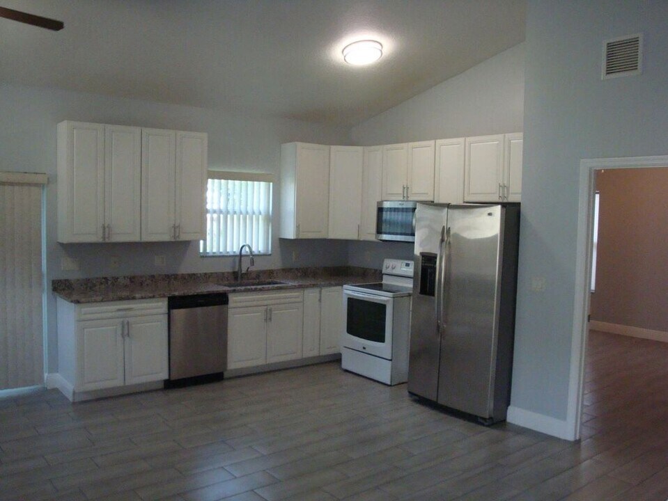 317 Jennings Ave in Greenacres, FL - Building Photo