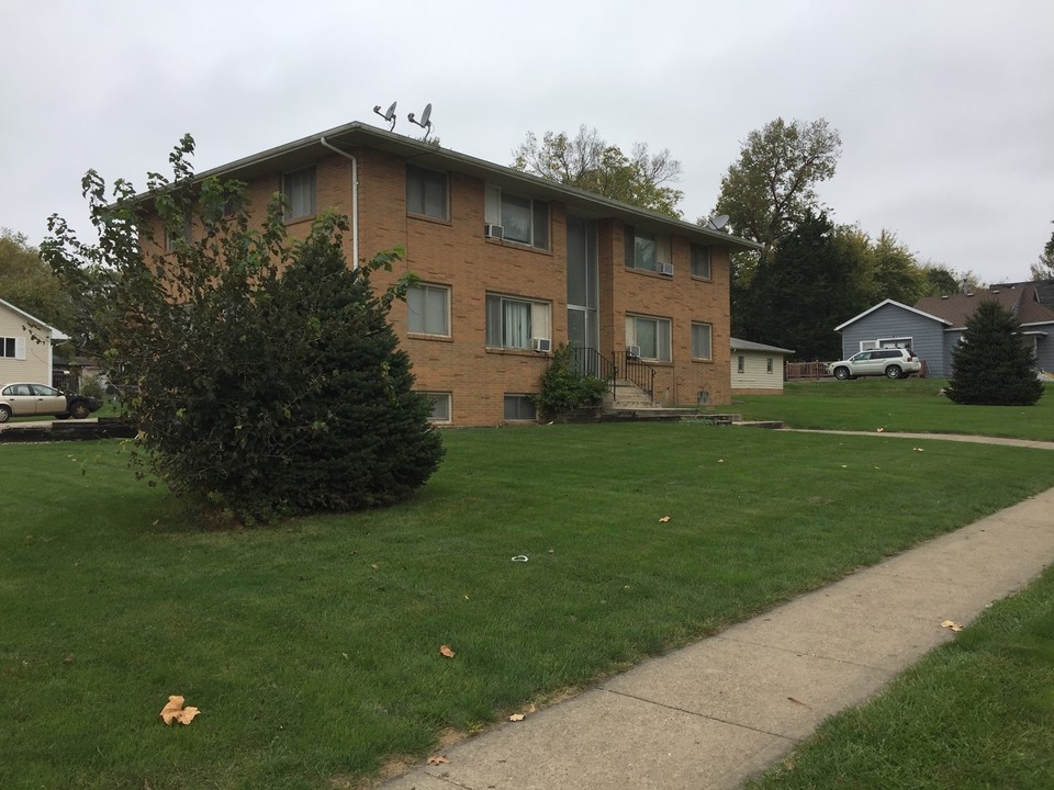 200 1st St. in Carlisle, IA - Foto de edificio