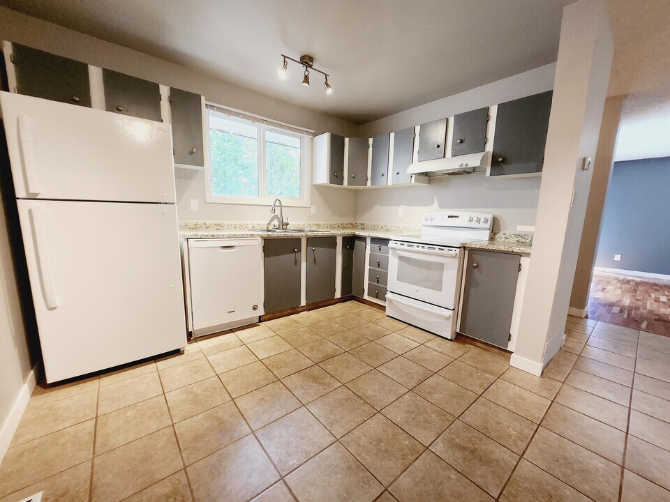 7211-7180 180 St NW in Edmonton, AB - Building Photo
