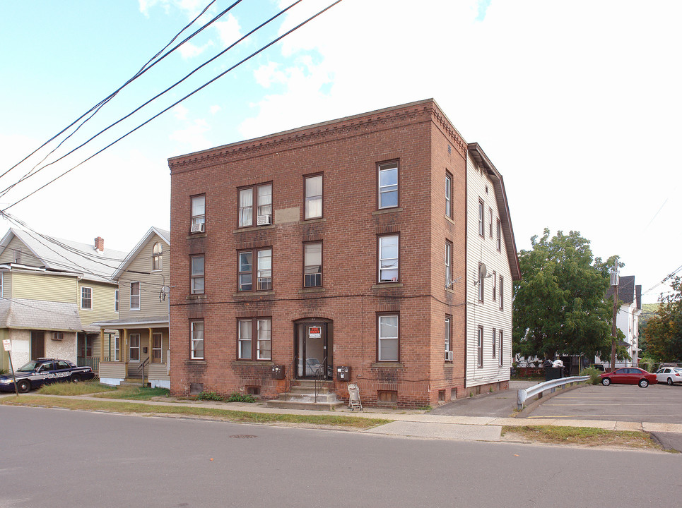 83 Meadow St in Bristol, CT - Foto de edificio