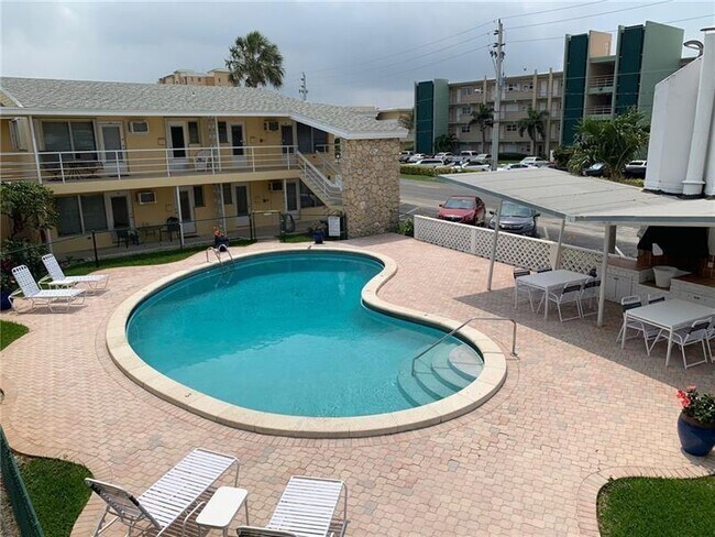 1110 N Riverside Dr in Pompano Beach, FL - Building Photo - Building Photo
