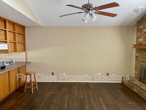 9212 Buttonfield Ave in Oklahoma City, OK - Foto de edificio - Building Photo