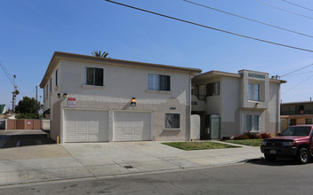 La Corona Apartments in Oceanside, CA - Foto de edificio - Building Photo