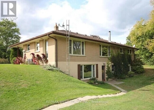 130 Cousins Dr E in Aurora, ON - Building Photo - Building Photo