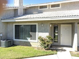 43741 8th St E in Lancaster, CA - Building Photo