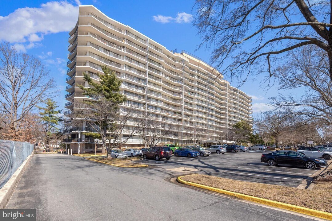 3333 University Blvd W, Unit 604 in Kensington, MD - Building Photo