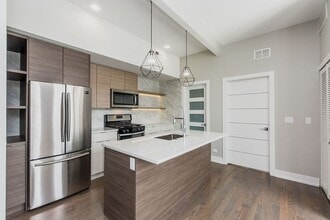 2450 W Chicago Ave in Chicago, IL - Building Photo - Building Photo