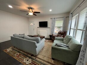 300 S Saunders Ave in Tyler, TX - Foto de edificio - Building Photo