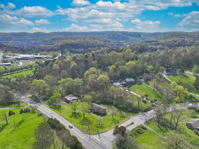7635 Charlotte Pike in Nashville, TN - Building Photo - Building Photo