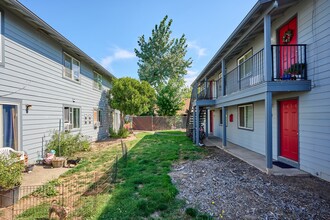 800 S 4th St in Independence, OR - Building Photo - Building Photo