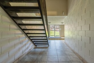 Huron Manor Apartments in Owen Sound, ON - Building Photo - Building Photo