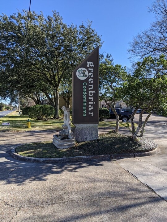 220 Doucet Rd in Lafayette, LA - Building Photo