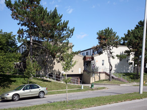 14 Tandridge Cres in Toronto, ON - Building Photo - Building Photo