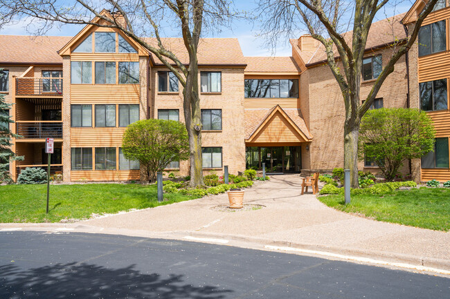 Minnesota Valley Country Club Condos in Minneapolis, MN - Building Photo - Building Photo