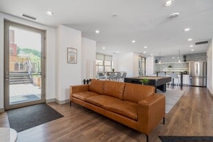 Icon on Bond in Grand Rapids, MI - Building Photo