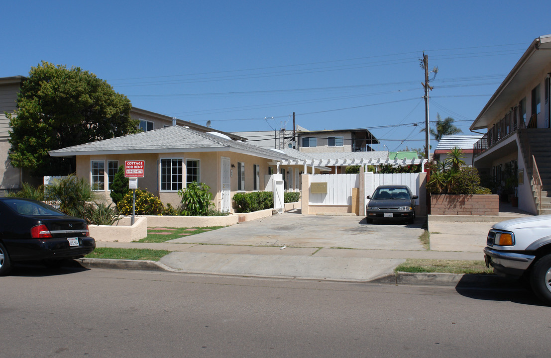 1056-1066 Hornblend St in San Diego, CA - Building Photo