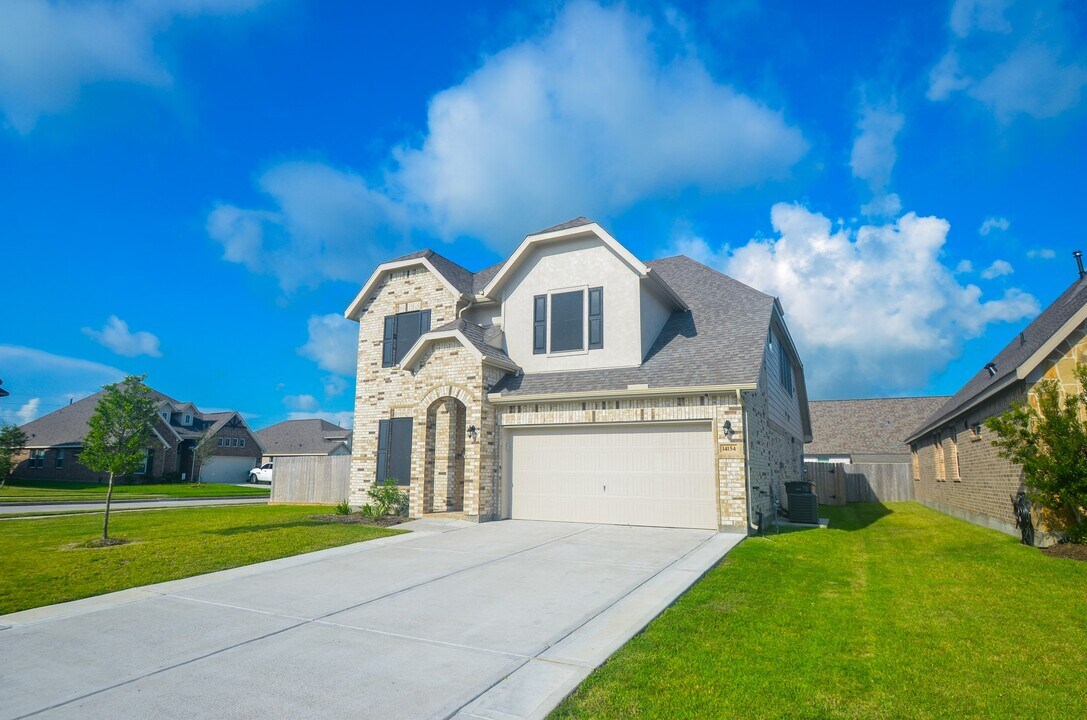 14154 Little River Dr in Baytown, TX - Foto de edificio