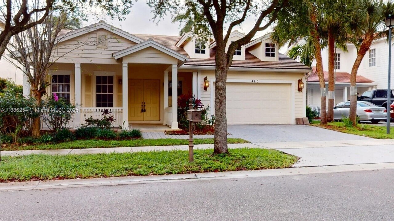 4713 Village Way in Davie, FL - Building Photo