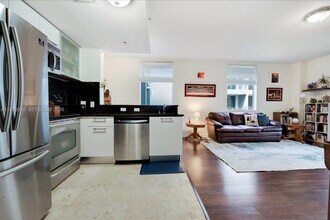 3339 Virginia St, Unit 305 in Miami, FL - Foto de edificio - Building Photo